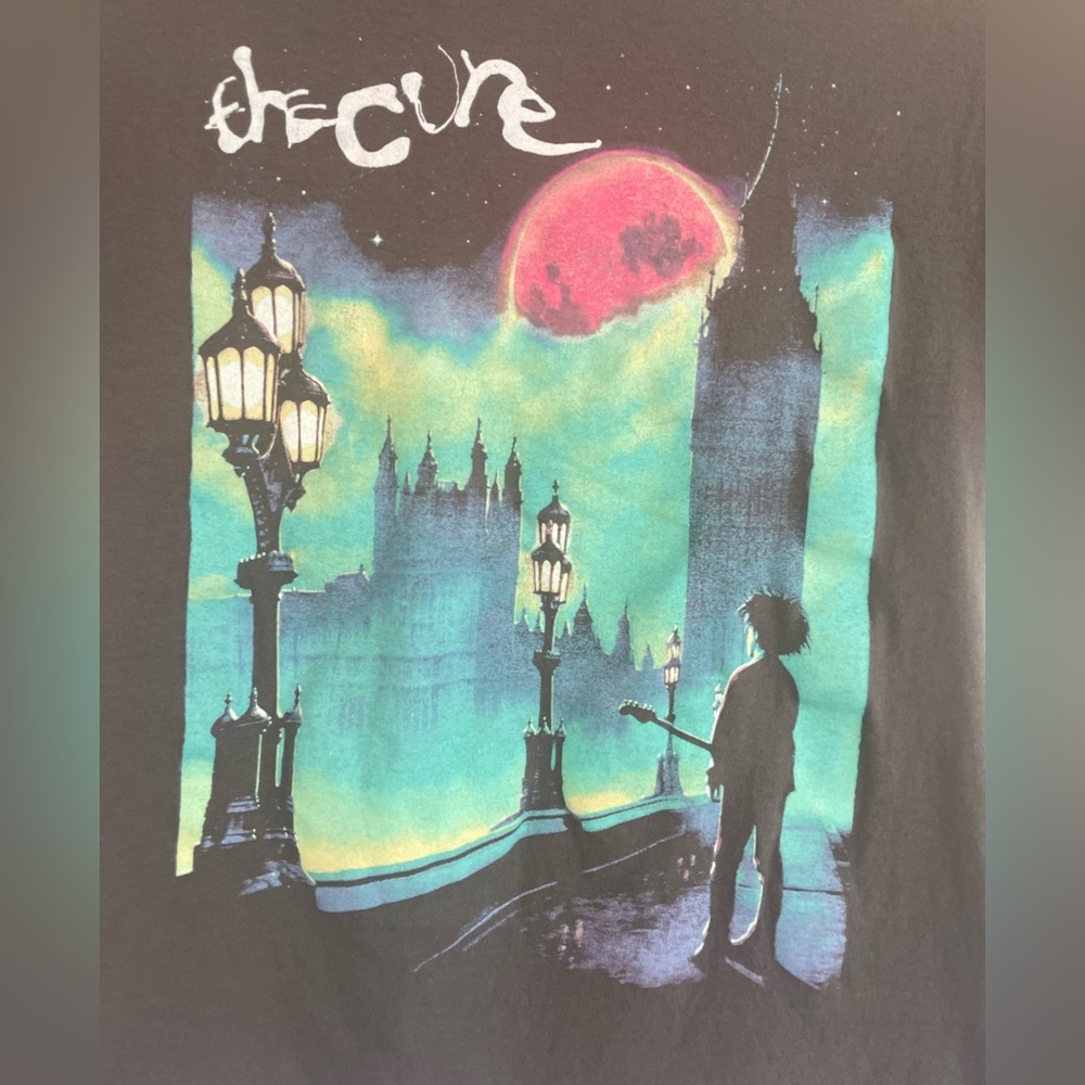 The Cure 2023 London Tour Red Moon CityScape T-shirt Unisex Sz Small 80s - Picture 2 of 3